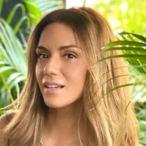 Βάσω Λασκαράκη | Ο καταπράσινος κήπος του σπιτιού της σε συνδυασμό με την αυλή, κάνουν το σπίτι της να θυμίζει εξοχή