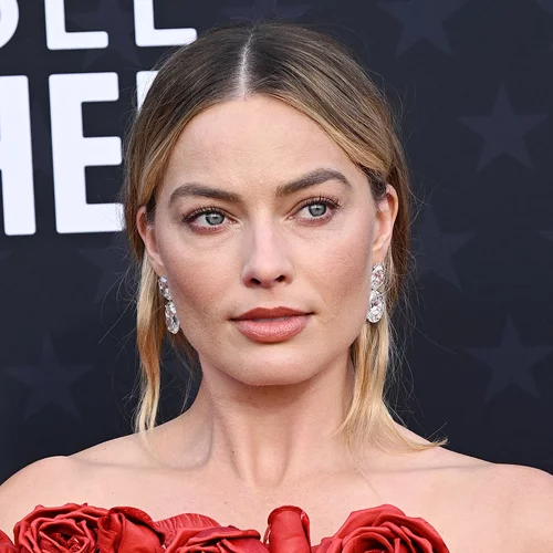 Margot Robbie | Η πραγματικά σπάνια εμφάνιση με τον σύζυγό της στο κόκκινο χαλί των Critics Choice Awards