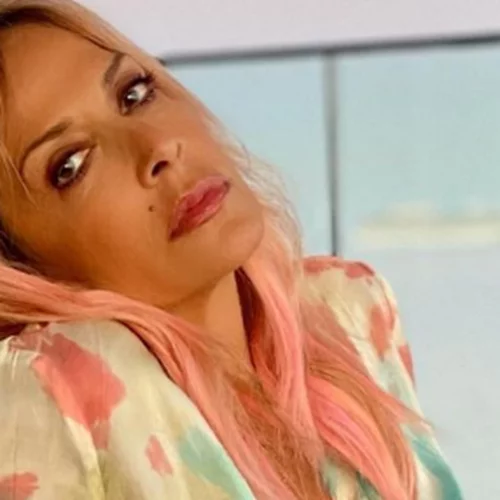 Η Άννα Βίσση είναι η πιο cool γιαγιά | Δείτε την πάνω στη σκηνή μαζί με τον 9χρονο Νικόλα Πανουργιά