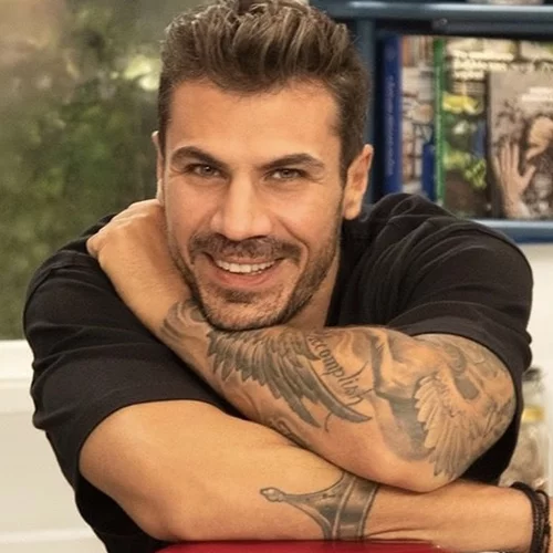 Ο Άκης Πετρετζίκης έγινε 39 | Η γλυκιά φωτογραφία του αγκαλιά με το γιο και την κόρη του