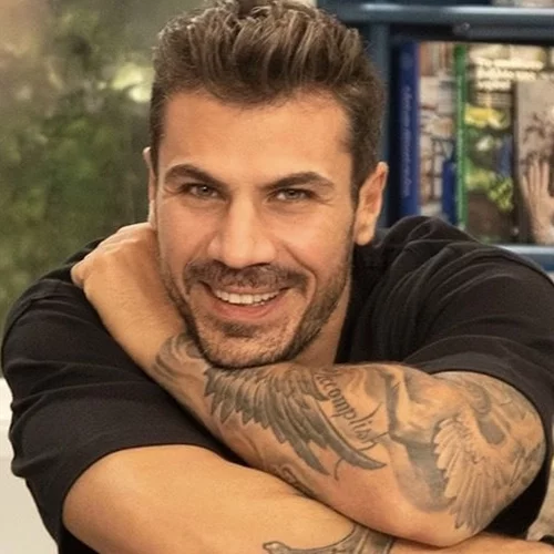 O Άκης Πετρετζίκης μόλις δημοσίευσε την πρώτη οικογενειακή φωτογραφία μετά τη γέννηση της κόρης του - Ο μικρός Αχιλλέας ντύθηκε τσολιάς και ξετρέλανε το Instagram