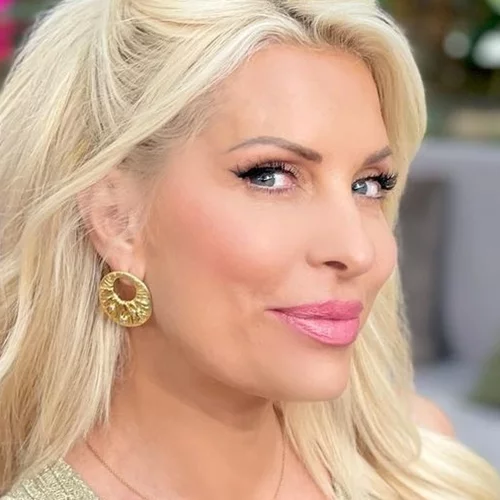 Ελένη Μενεγάκη | Ποζάρει με ροζ, βελούδινη φόρμα σε ένα πανέμορφο τοπίο της Άνδρου