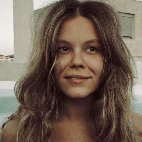 Η Γεωργία Αβασκαντήρα όπως δεν την έχουμε ξαναδεί | Εντυπωσιακή, με μακρύ σατέν φόρεμα