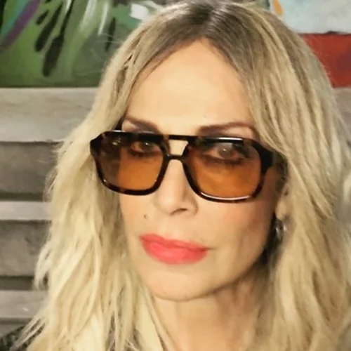 Η Άννα Βίσση με ολόσωμο μωβ μαγιό, πιο σέξι και γυμνασμένη από ποτέ