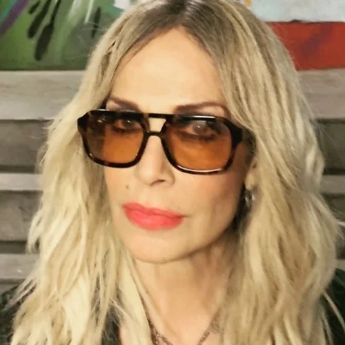 Άννα Βίσση | Ποζάρει με μαύρο μπικίνι και εντυπωσιάζει με τις αναλογίες της