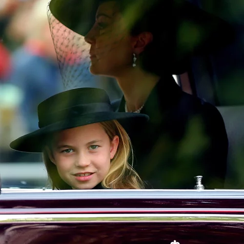 Πριγκίπισσα Σάρλοτ | Το viral βίντεο με τις "διαταγές" στον αδερφό της, Πρίγκιπα Τζορτζ, κατά τη διάρκεια της κηδείας