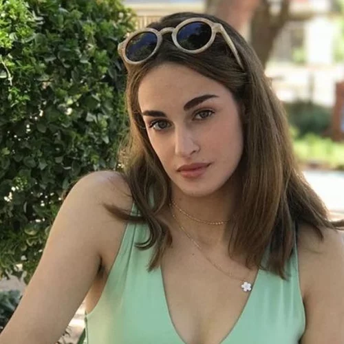 Μαρία Βοσκοπούλου | Ποζάρει με κοντό φόρεμα και μας δείχνει τα καλλίγραμμα πόδια της