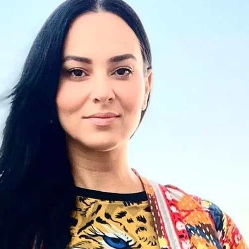 Η Ζενεβιέβ Μαζαρί περπατά στην πασαρέλα με την 11χρονη κόρη της, Ροζαλία, φορώντας ψηλοτάκουνα παπούτσια