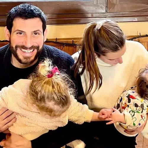 Σταύρια και Κύνθια Πατριαρχέα | Η εγκυμονούσα Βίβιαν Δράκου απαθανατίζει τις πανέμορφες κόρες της