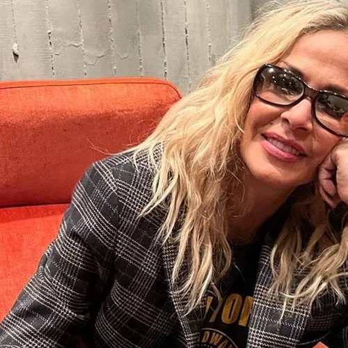 Άννα Βίσση | Ποζάρει αγκαλιά με τον Νίκο Καρβέλα και την κόρη τους, Σοφία, σε μία σπάνια φωτογραφία