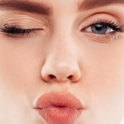 Αυτό είναι το καλύτερο lip oil για juicy αποτέλεσμα στα χείλη