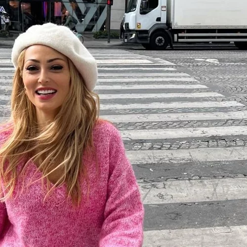 Η Ελένη Βουλγαράκη κατάφερε να συνδυάσει τη φόρμα της με ψηλοτάκουνες, μυτερές γόβες