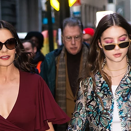 Η Catherine Zeta-Jones ποζάρει με την κόρη της και μοιάζουν σαν δυο σταγόνες νερό