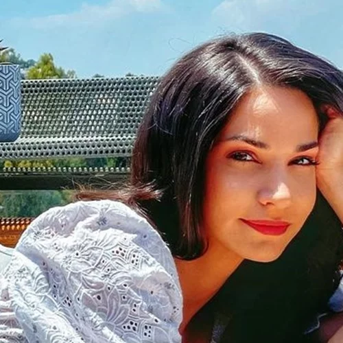 Κατερίνα Γερονικολού | Έγινε κουμπάρα φορώντας το πιο ονειρεμένο λιλά φόρεμα του καλοκαιριού