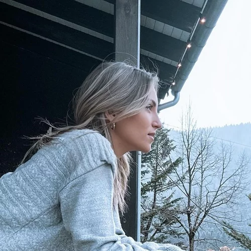 Το 70's σπίτι της Αθηνάς Οικονομάκου | Η ηλιόλουστη γωνιά που λατρεύει να απολαμβάνει τον καφέ της