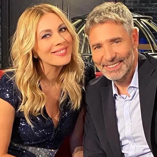 Η Σμαράγδα Καρύδη και ο Θοδωρής Αθερίδης είναι πιο ερωτευμένοι από ποτέ | Η ρομαντική βόλτα στη θάλασσα την ώρα του ηλιοβασιλέματος