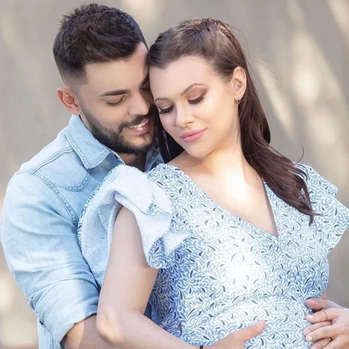 Λάουρα Νάργες | Η τρυφερή φωτογραφία με τον γιο της δίπλα στο Χριστουγεννιάτικο δέντρο