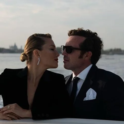 "Εγώ κι εσύ, μόνοι στη γη" | Η Βίκυ Καγιά και ο Ηλίας Κρασσάς είναι ερωτευμένοι και δεν το κρύβουν ούτε στις οικογενειακές διακοπές