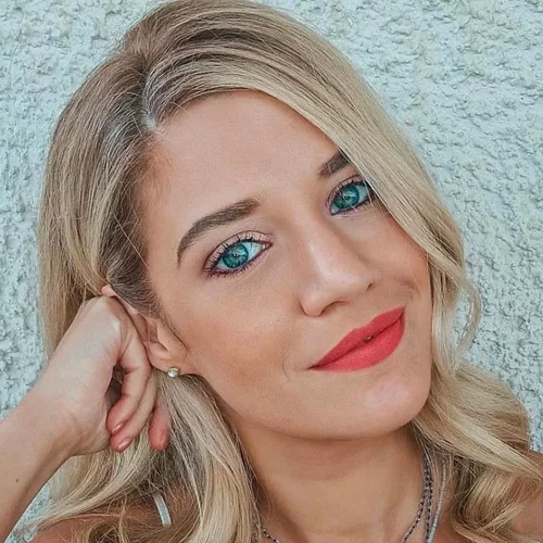 Τζένη Θεωνά | Φωτογραφίζει τον γιο της μπροστά από το υπέροχο χριστουγεννιάτικο δέντρο τους