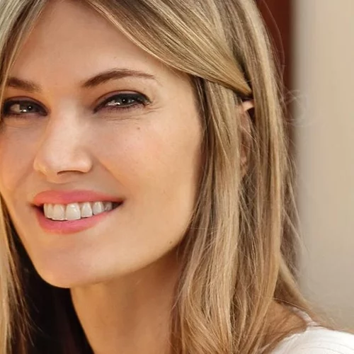 Η Εύα Καϊλή περπάτησε στο κέντρο της Αθήνας με το απόλυτο office look