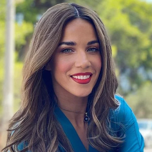 Η Κατερίνα Στικούδη έχει το πιο ζεστό σπίτι | Το μπάνιο με το ψηφιδωτό, το εντυπωσιακό ξύλινο πιάνο και ο δερμάτινος καναπές