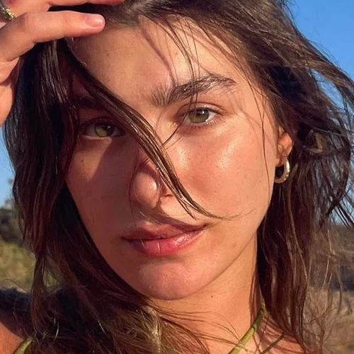 Η Χρύσα Μιχαλοπούλου φωτογραφίζεται άβαφη και ευτυχισμένη σε μία άκρως καλοκαιριινή της στιγμή