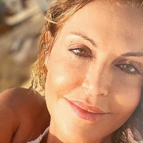 Αλεξάνδρα Παλαιολόγου | Με πολύχρωμο μαγιό στην Κίμωλο