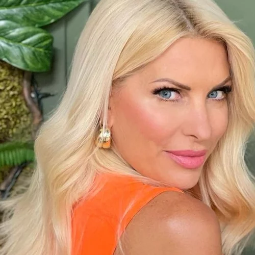 Ελένη Μενεγάκη | Ο κήπος του σπιτιού της στα Μελίσσια είναι μια όαση για την μικρή Μαρίνα