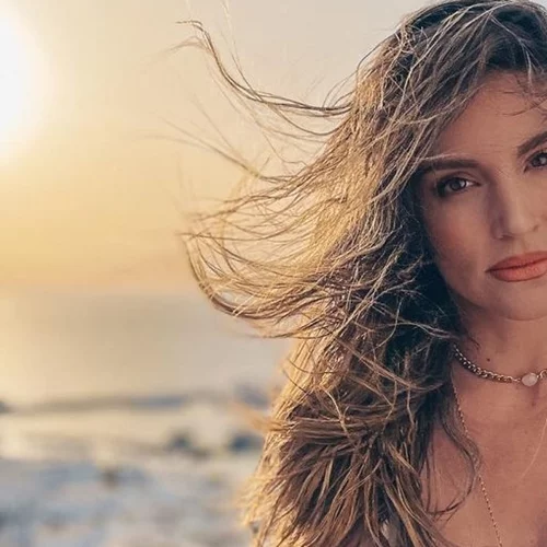 Αθηνά Οικονομάκου | Ποζάρει κάτω από τον καυτό ήλιο και μας δείχνει το καλλίγραμμο και μαυρισμένο της κορμί