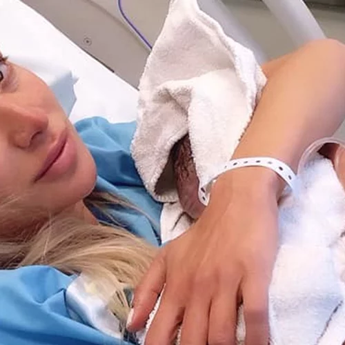 Μαρία Ματσούκα | Ποζάρει με κοντό μίνι σε προχωρημένη εγκυμοσύνη