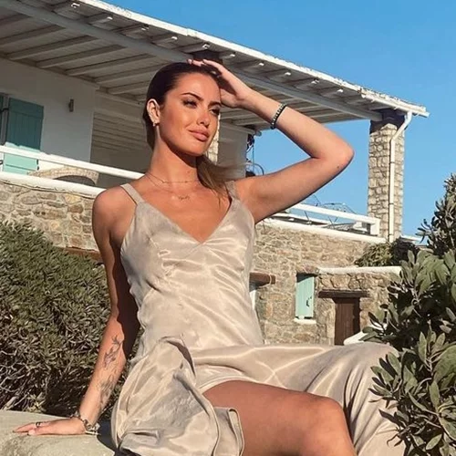 Δανάη Λιβιεράτου και Pablo Miller | Η 20χρονη και ο bohemian γοητευτικός τραγουδιστής φουλ ερωτευμένοι στην Ίο