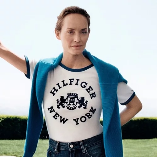 Η Amber Valletta πρωταγωνιστεί στη νέα καμπάνια της Tommy Hilfiger μαζί με την οικογένεια της