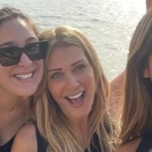 Η Ανδριάνα Φουστάνου μόλις πήρε το πτυχίο της | Το γλυκό στιγμιότυπο με τις ετεροθαλείς αδερφές της