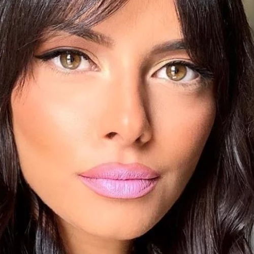 Άννα Μπεζάν | Ποζάρει σε ολόσωμο καθρέφτη και μας δείχνει πώς είναι το σώμα της 3 μήνες μετά τη γέννα