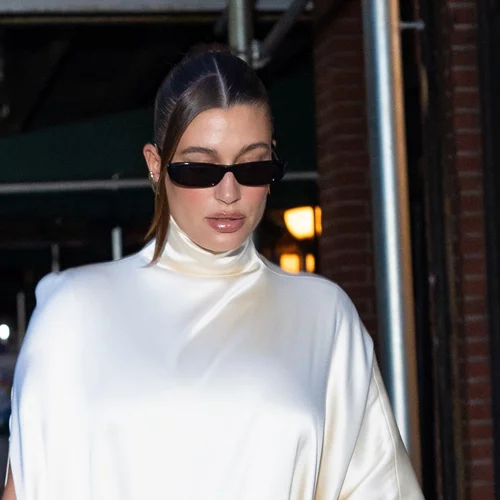 Yellow Butter Glaze | Το juicy μανικιούρ της Hailey Bieber που σίγουρα θα "φορεθεί" πολύ και το φθινόπωρο