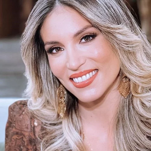 Αθηνά Οικονομάκου | Ποζάρει με τον αδερφό της, Νικήτα Οικονομάκο, και τη σύζυγό του σε ένα σπάνιο στιγμιότυπο