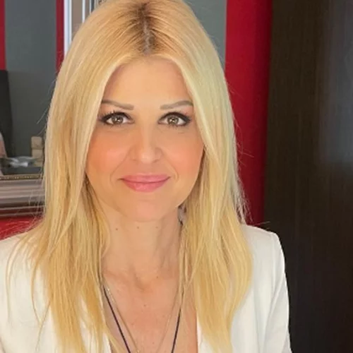 Έλενα Ράπτη | Η σπάνια δημόσια εμφάνιση στη Μύκονο μαζί με τον σύντροφό της, Γιάννη Μπρατάκο