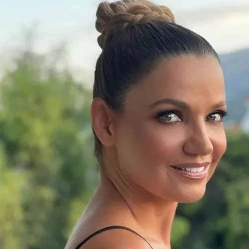 Παναγιώτα Βλαντή | Η κομψή εμφάνιση στο Ηρώδειο με slip dress και χαλαρές μπούκλες