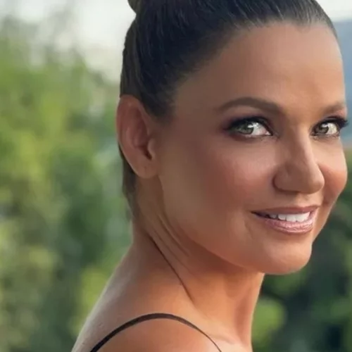 Η Παναγιώτα Βλαντή βούτηξε στη θάλασσα | Φωτογραφίζεται στην παραλία αμακιγιάριστη και πιο ευτυχισμένη από ποτέ