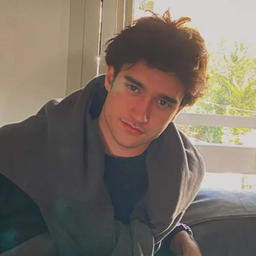 Άρης Αργυρόπουλος | "Μικρός δεν καταλάβαινα ότι οι γονείς μου ήταν διάσημοι" - Τα πρώτα επαγγελματικά βήματα στη μόδα και η διασημότητα από μικρή ηλικία