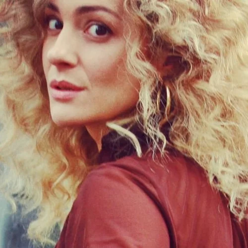 Η Νατάσσα Μποφίλιου περπατά και χορεύει στους δρόμους του Λονδίνου πιο stylish από ποτέ