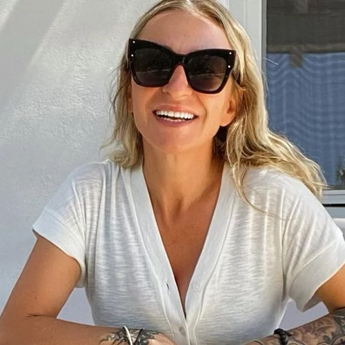 O επίγειος παράδεισος της Ρούλας Ρέβη | Η ατμοσφαιρική γωνιά στον κήπο της στην Τήνο