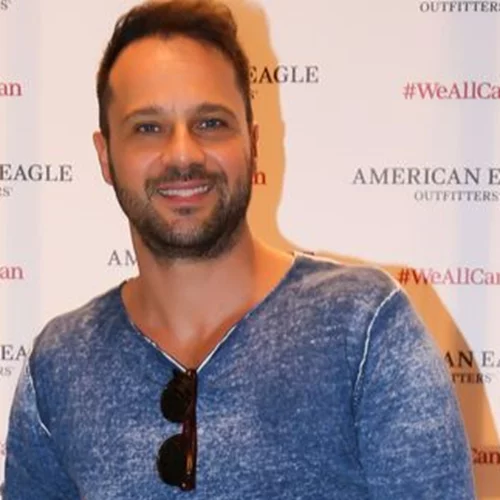 "Όλα γίνονται πρώτα στις άλλες χώρες της γης και τελευταία είναι η Ελλαδίτσα" - Ο Μέμος Μπεγνής μίλησε για το γκέι τηλεοπτικό φιλί