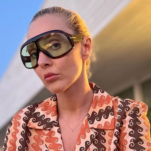 Τάμτα | Έκανε το πιο edgy look για βραδινή έξοδο φορώντας βινύλ