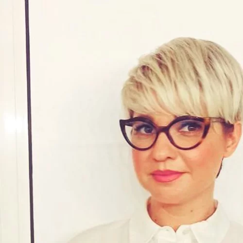 Pink power | Η Νάντια Κοντογεώργη με το πιο "φωτογενές" πανωφόρι της σεζόν