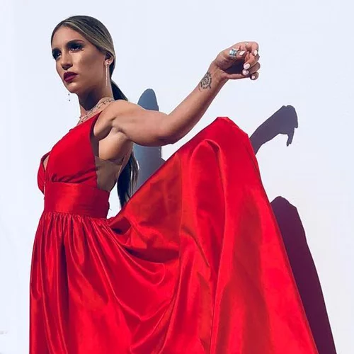 Καλεσμένη σε γάμο | Τα χτενίσματα για μακριά μαλλιά που επιλέγουν ξανά και ξανά οι Ελληνίδες celebrities