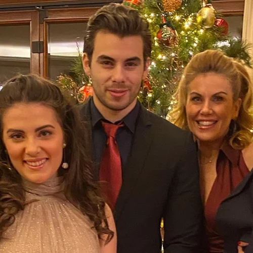 Αλέξανδρος Μανωλίδης | Ο γοητευτικός γιος της Ευγενίας Μανωλίδου ασχολείται με τη σκηνοθεσία