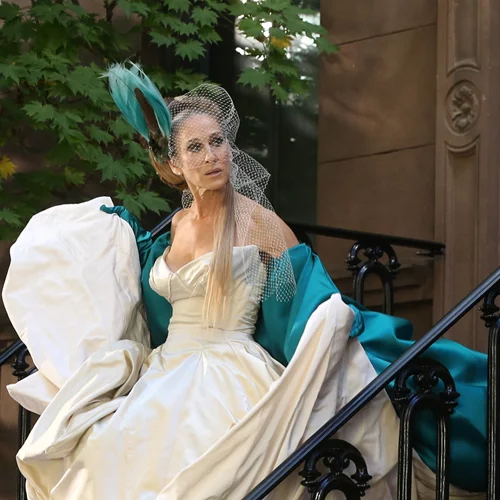And Just Like That | Η Sarah Jessica Parker ξαναφόρεσε το iconic Vivienne Westwood νυφικό