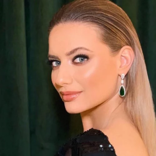 Ντόρα Μακρυγιάννη | Το νέο κούρεμα και χρώμα στα μαλλιά της ανήκουν στις top τάσεις του φθινοπώρου