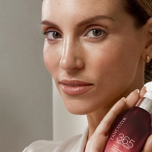 Η Αθηνά Οικονομάκου είναι η νέα πρέσβειρα πολυτελούς οίκου ομορφιάς